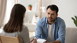 Пациент на приеме у врача в кабинете